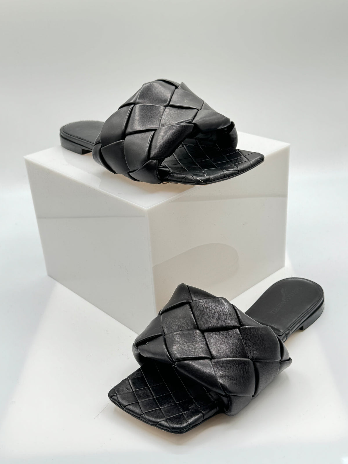 Bottega Veneta Intrecciato Weave Leather Slide